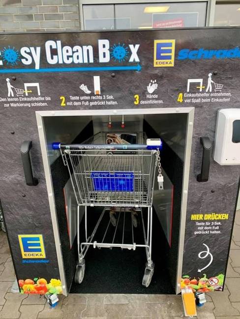 Bevásárlókocsi fertőtlenítő egy német szupermarketnél.