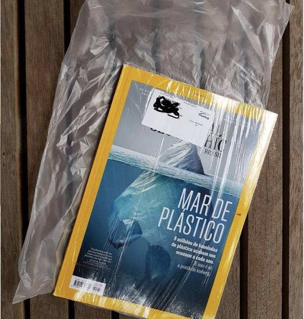 A National Geographic duplán műanyagba csomagolt újsággal figyelmeztet a műanyagszennyezés veszélyeire.