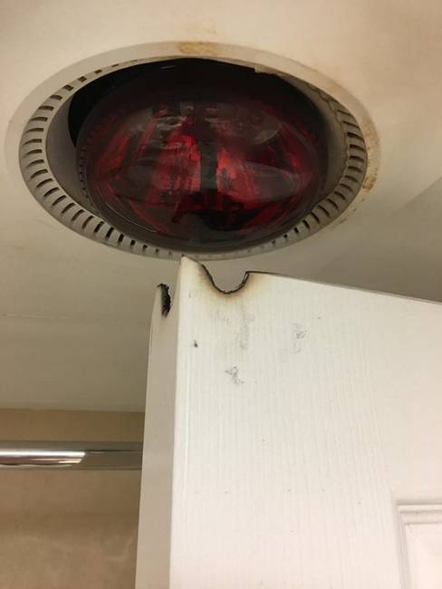 „A hősugárzó lámpa felgyújtotta a fürdőszobaajtót."