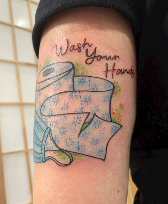 A COVID-19 a bőrön is nyomot hagy: 20 katasztrofális koronavírus tetoválás