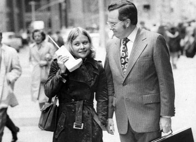 Lány, a mobiltelefonok egyik első forgalomban kapható változatával. A kép 1973-ban készült.