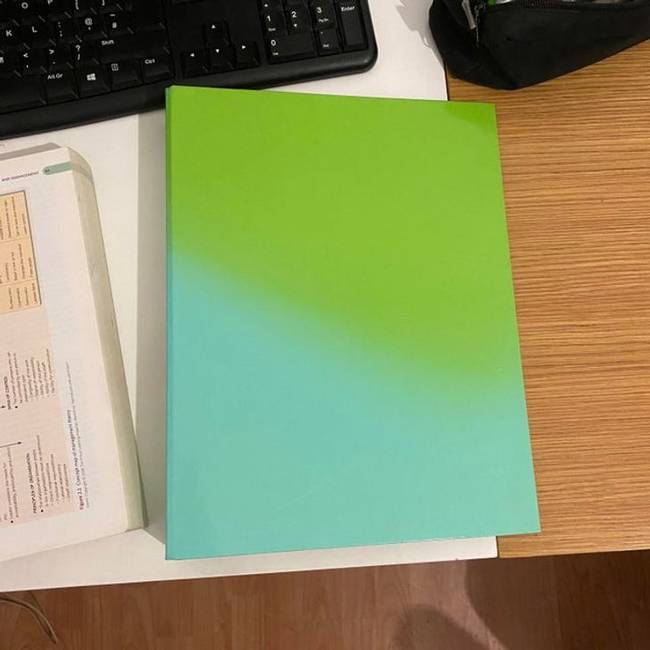 „Ilyen érdekes módon szívta ki a napfény a mappám színét."