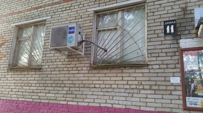 Ez az ablakon keresztülfúrt vezeték nem a legpraktikusabb megoldás, legalábbis a ház szigetelésének szempontjából.