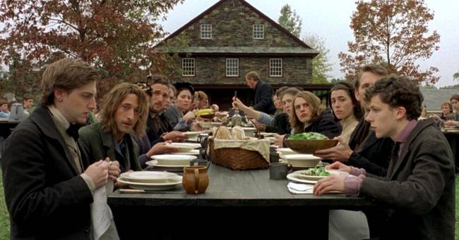 A falu (2004) című film minden színésze egy hónapig együtt élt egy táborban, amit a 19. század hangulatában hoztak létre.