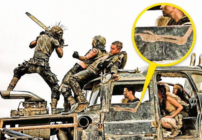 A Mad Max: a harag útja című filmben Furiosa teherautót vezet, az ajtaján pedig egy csontváz kéz látható – valószínűleg így tartotta volna a kezét, ha nem veszti el.