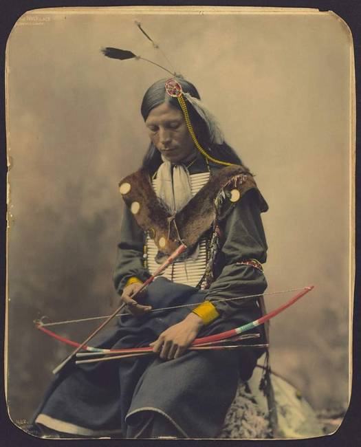 Oglalai sziú főnök portréja (színezett), 1899 körül.