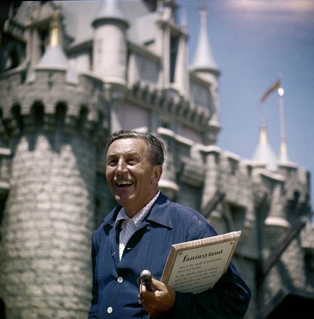 Walt Disney, arcára fagyott mosollyal a Disneyland 1955-ös megnyitó ünnepségén.