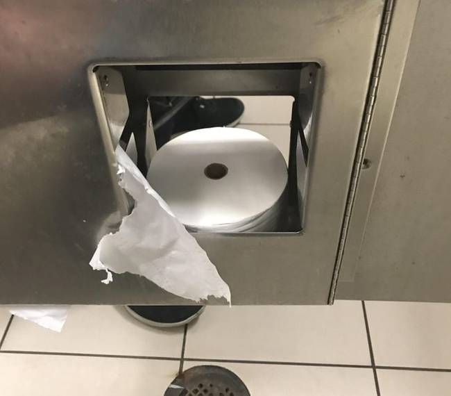 „Két fülke, egy tekercs. Vicces, a repülőtér valószínűleg azt akarja, hogy vesszek össze ezzel a fickóval."
