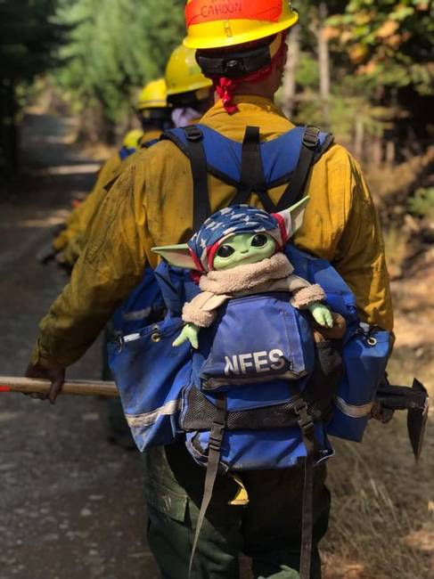 Egy 5 éves fiú bébi Yodát adott az oregoni tűzoltóknak, és most minden útjukra elkíséri őket.