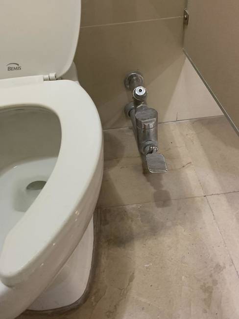 Egy nyilvános WC, amit lábbal is könnyedén lehúzhatunk.