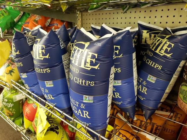 Így néznek ki a chipses zacskók 2,250 méteres tengerszint feletti magasságban a nyomáskülönbség miatt.
