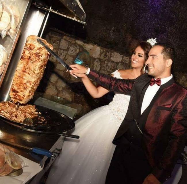 Közös esküvői torta felvágás?! Ugyan, kérlek. Csak a gyros.