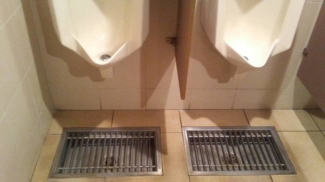 Extra lefolyó a pontatlanul célzó férfiak kedvéért.
