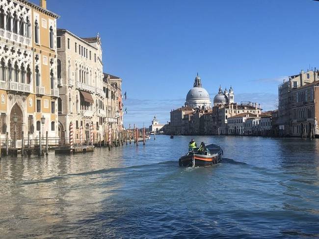 A velencei Canal Grande-ból szinte teljesen eltűntek a hajók.