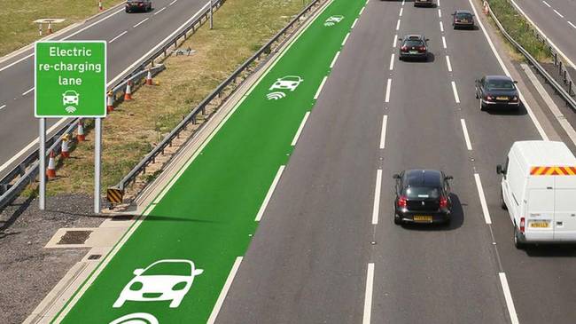Egy speciális sáv, ahol az elektromos autók haladás közben tölthetik fel az aksijukat.