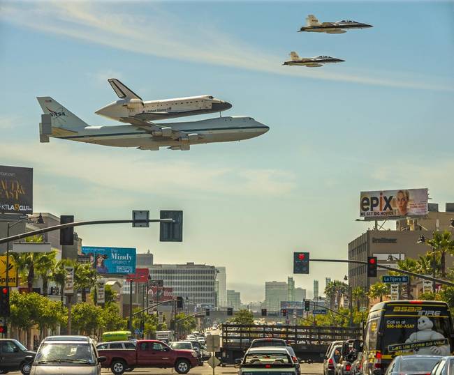 Egy módosított Boeing 747-es, amint az Endeavour űrrepülőgépet szállítja Los Angeles felett.
