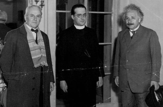 Robert Millikan (képen balra) fizikus annyira ellenezte Einstein fényelméletét, hogy elhatározta: bármilyen módon megcáfolja. Útközben valami azonban félrement, és 10 év után ő maga bizonyította be az elméletet, amiért Nobel-díjat kapott.