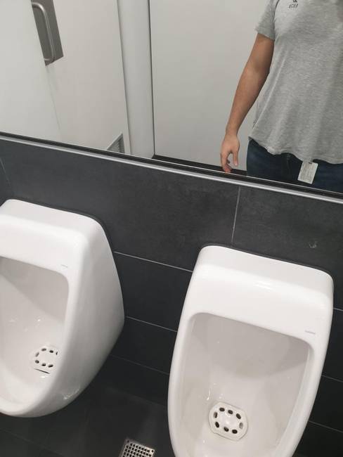 Ez egy tipikusan olyan hely, ahová sosem lenne szabad tükröt rakni.