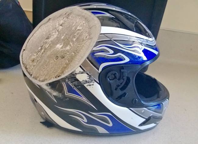 Ez történik, ha 110km/h-ás sebességnél elesel a motorkerékpárral. Képzeld el, hogy ha nem lett volna rajta sisak, akkor a feje nézne ki így.