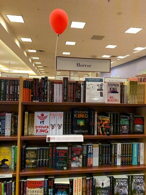 Piros lufi a könyvesbolt Stephen King részlegén.