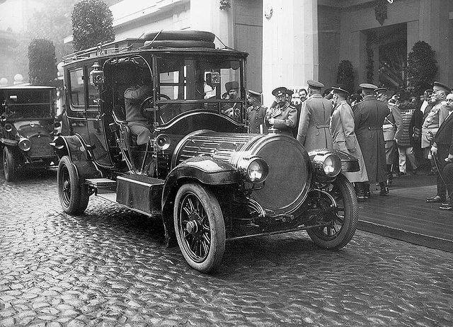 II. Miklós orosz cár érkezése egy Delaunay Belleville 70CV limuzinnal a IV. Nemzetközi Autókiállításra, 1913-ban.
