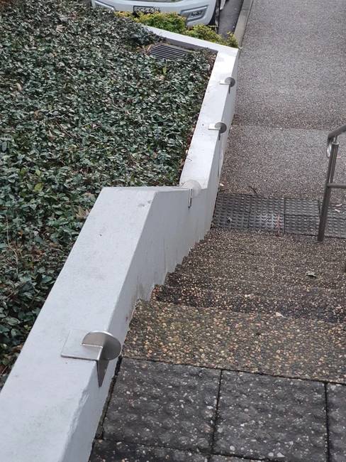 „Miért vannak ezek a fémek a beton korláton?"