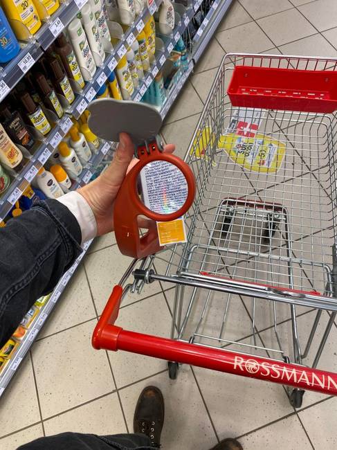 Ennek a bevásárlókocsinak nagyítója is van.