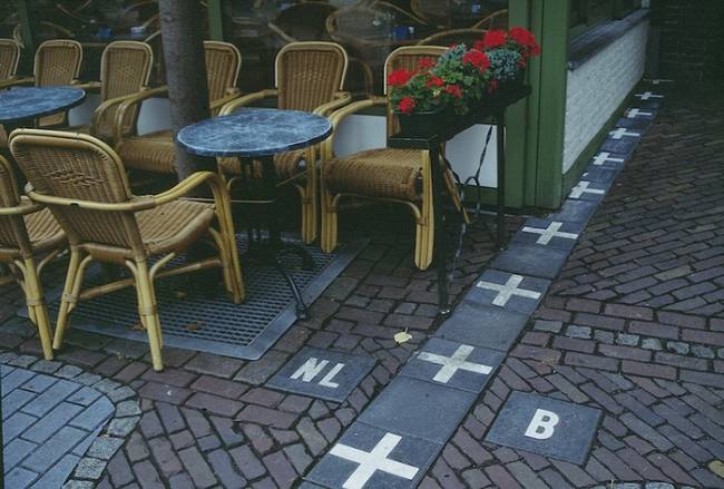 Gondolkodtál már rajta, hogy milyen lehet, amikor egy országhatár félbevág egy települést? Nos, Belgium és Hollandia esetében például így.