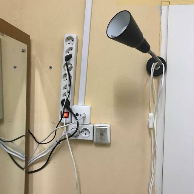 „Szóltunk a villanyszerelőnek, hogy több konnektor kellene a falra...”