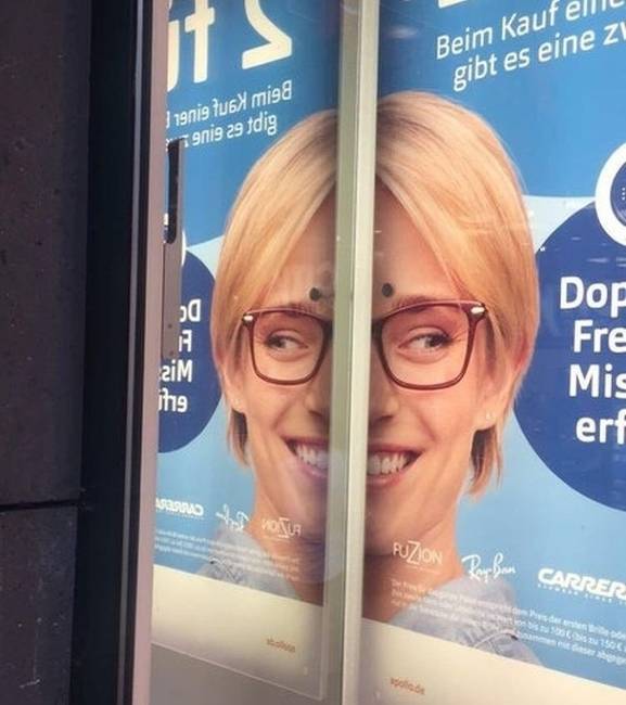 Egy reklámhirdetés, amit meggondolatlanul épp egy tükör mellett helyeztek el.