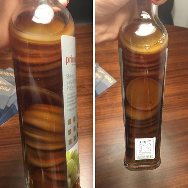 A megromlott borecet épp úgy néz ki, mintha apró palacsinták lennének az üveg belsejében.