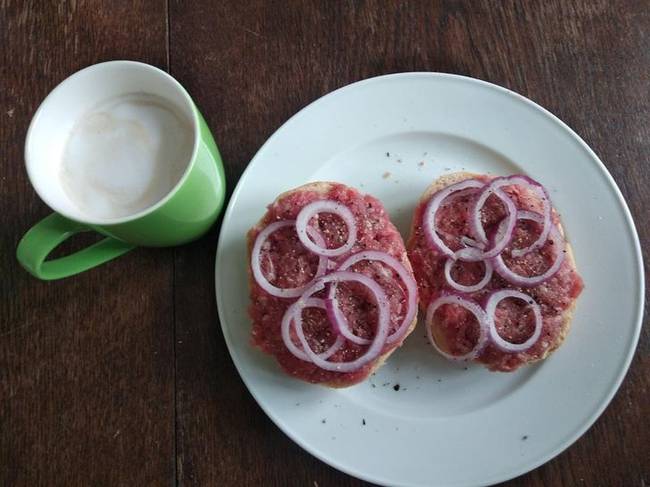 A németek számára jól fűszerezett nyers húsból (Mettbrötchen), meleg kenyérből és egy csésze kávéból áll a tökéletes reggeli.