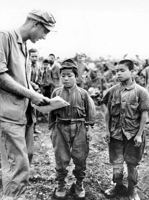 Egy amerikai tengerészgyalogos megpróbál kommunikálni két japán gyerekkatonával, akiket 1945 júniusában fogtak el.