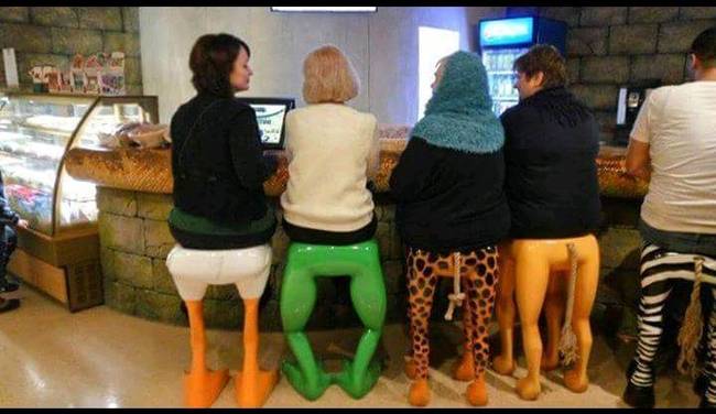 Szokatlan bárszékek.