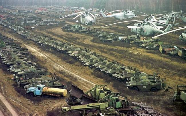 1986: a csernobili atomkatasztrófa mentése során használt és a kontamináció miatt teljesen tönkrement katonai járművek temetője.