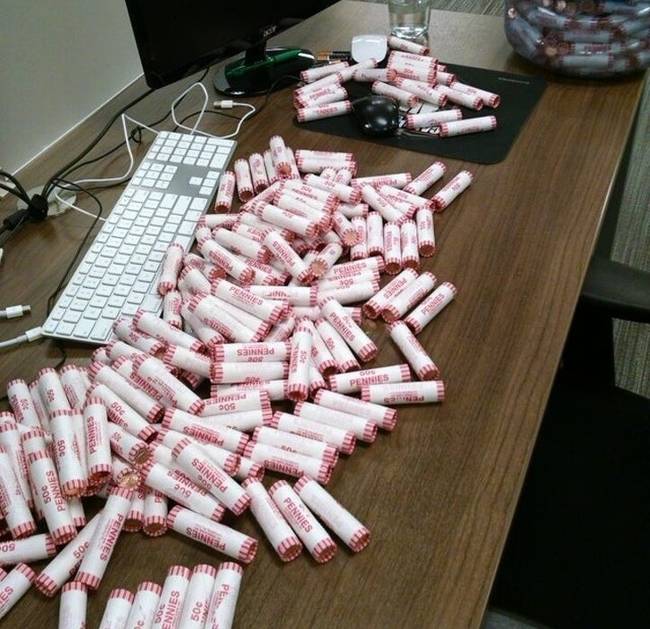 „Egy évvel ezelőtt megnyertem egy fogdást a főnökömmel. Ma végre kifizetett...apróban."