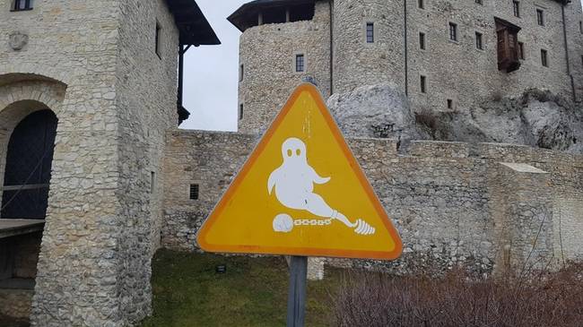 Vicces figyelmeztető tábla egy régi lengyel kastélyban.
