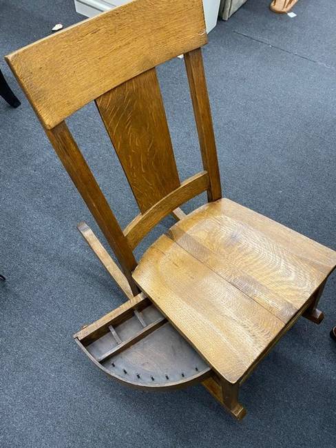 „Lenyűgöző antik tölgyből készült hintaszék, oldalsó varrófiókkal. 25 dollárért vettem."