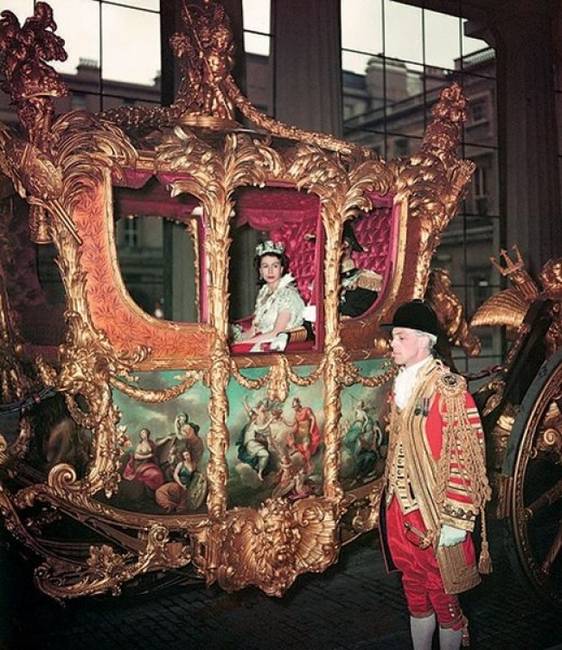 II. Erzsébet koronázása a londoni Buckingham Palotában, 1953-ban.