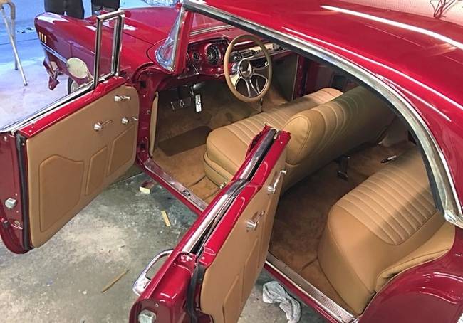 Az alábbi képeknek hála pedig egy kicsit mi is körbe járhatjuk és megcsodálhatjuk ezt az egészen pazar, hibátlanul felújított 1957-es Chevrolet Bel Air-t.