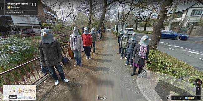 Ezek az emberek megtudták, hogy a városukba érkezik a Google Earth csapata, ezért felkészültek a fogadásukra.