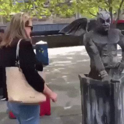 Kivárta, míg a gyanútlan áldozata biztonságban érzi magát.