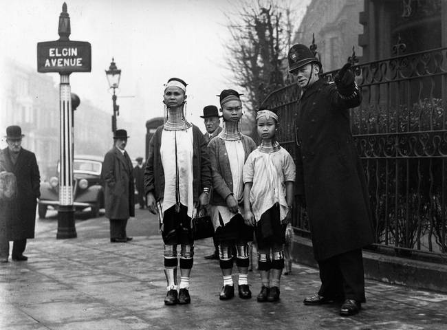 1935: a burmai Padaung-törzs női tagjai Londonban.