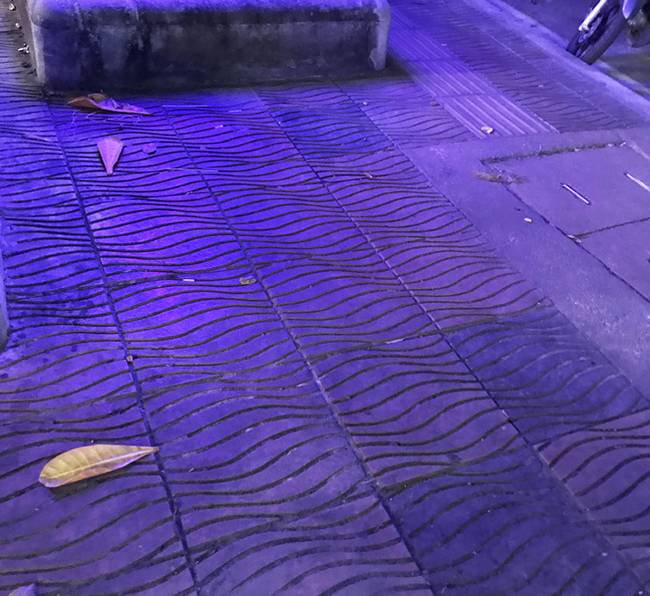 A burkolólapok hullámai optikai illúziót keltenek, pedig maguk a járólapok teljesen laposak.
