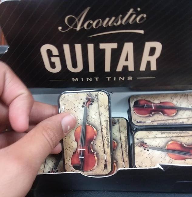 Valaki nagyon nincs tisztában vele, hogyan is néz ki egy akusztikus gitár.