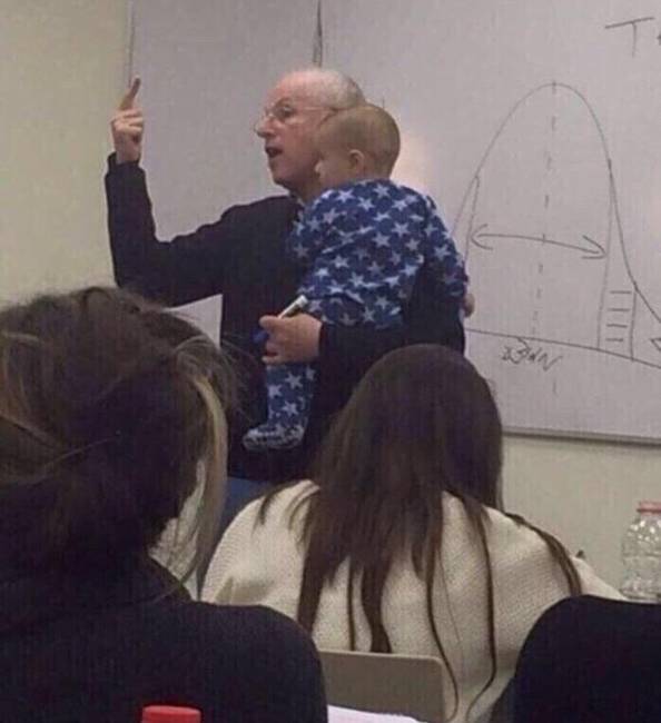 A professzor átvette az egyik hallgató gyermekét, hogy az anyuka nyugodtan tudjon jegyzetelni.