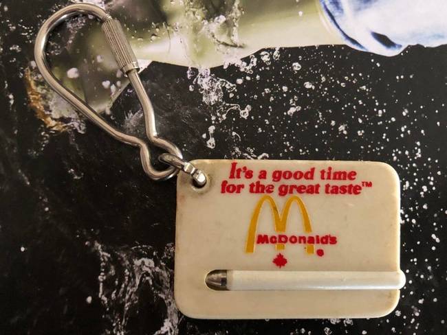 „Egy ősrégi McDonald's-os kulcstartó, egy kivehető érintőceruzával. Mire használhatták?!"