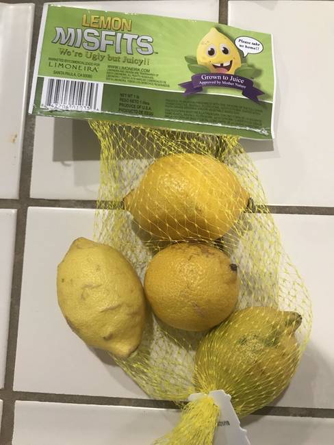 Csúnya zöldségek és gyümölcsök.