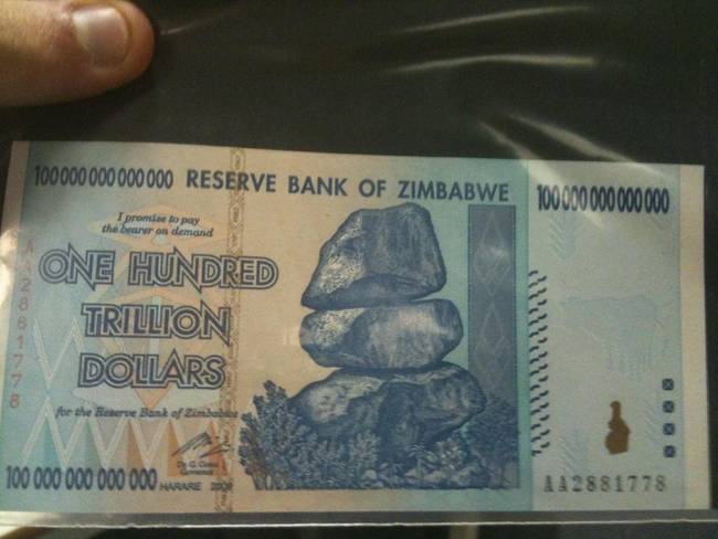 Ezer trillió dolláros bankjegy. Ma is fizethetsz vele, igaz, szinte teljesen értéktelen. Egy ilyen bankjegy körülbelül 40 centbe kerül, ha amerikai pénzre szeretnénk váltani.
