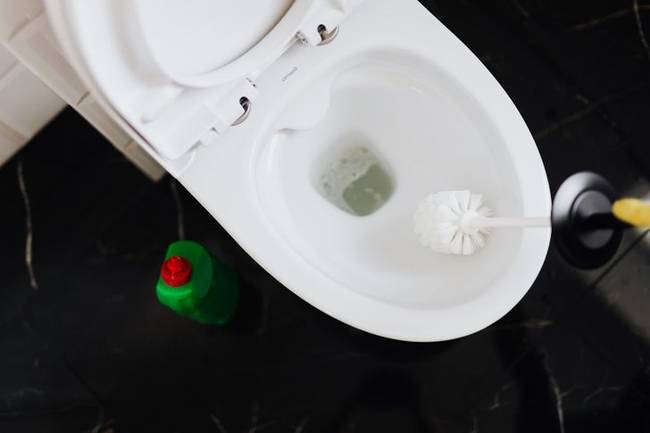 Takarítás után közvetlenül a WC-kefe visszahelyezése a tartóba.